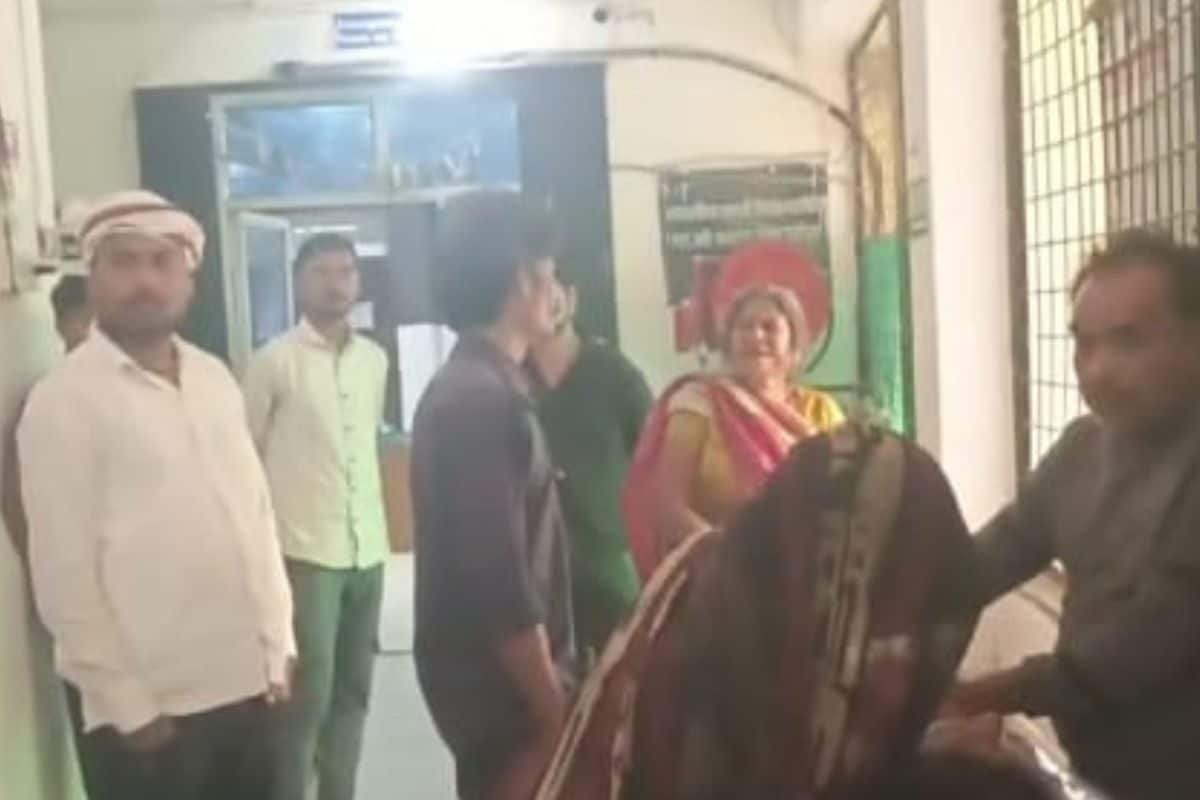 'नहीं मिल रही छुट्टी', फतेहपुर में बीएलओ ने स्कूल में लगाई फांसी, 8 मार्च को बेटी की शादी, जेब में मिला सुसाइट नोट