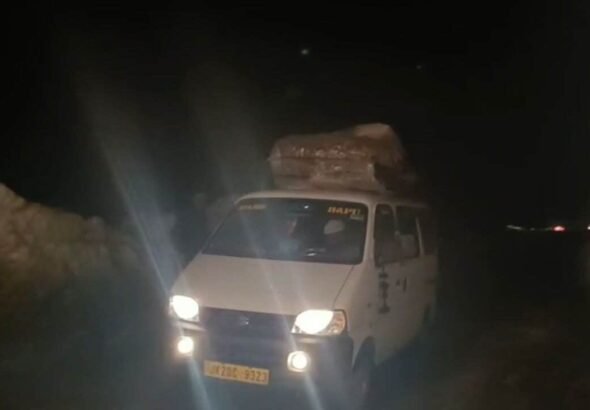 पुंछ में भारी हिमस्खलन, सफेद चादरों में फंसी 20 से ज्यादा गाड़ियां, रात के अंधेरे कौन बना देवदूत