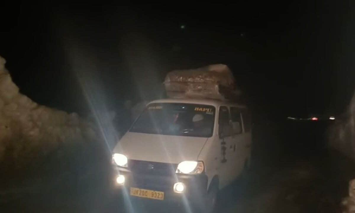 पुंछ में भारी हिमस्खलन, सफेद चादरों में फंसी 20 से ज्यादा गाड़ियां, रात के अंधेरे कौन बना देवदूत