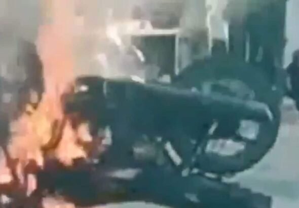 Viral Video: तेल नहीं तो गाड़ी का क्या अचार डालूं? पेट्रोल न मिलने पर भड़का युवक, सड़क पर ही बाइक को फूंक डाला