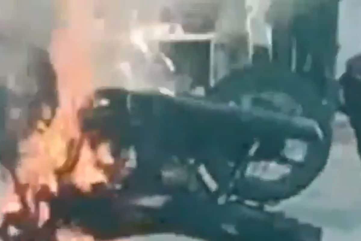 Viral Video: तेल नहीं तो गाड़ी का क्या अचार डालूं? पेट्रोल न मिलने पर भड़का युवक, सड़क पर ही बाइक को फूंक डाला