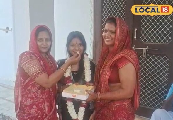 बेटिया मचा रहीं धूम... पुष्कर की अक्षरा बनी मेहनत की मिसाल, 95% अंक लाकर बनीं टॉपर