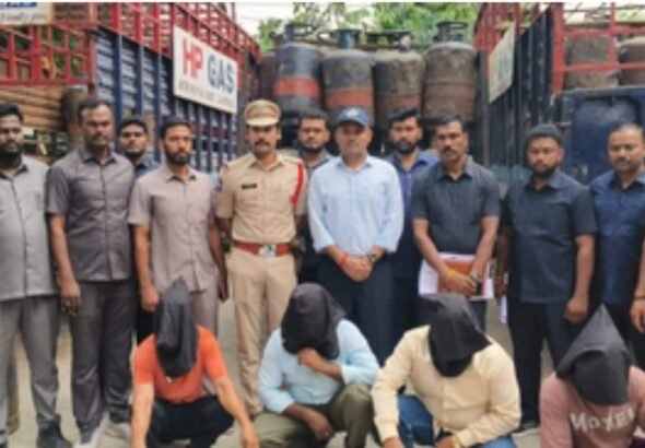 पश्चिम एशिया जंग: हैदराबाद के कब्रिस्तान में छिपाए थे 414 गैस सिलेंडर, 10 मुनाफाखोरों को पुलिस ने दबोचा