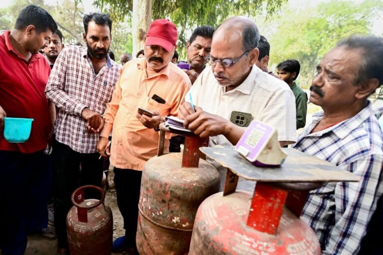गैस खत्‍म होने का डर घटा, ड‍िल‍ीवरी नॉर्मल... LPG स‍िलेंडर सप्‍लाई पर सरकार ने आज क्‍या बताया