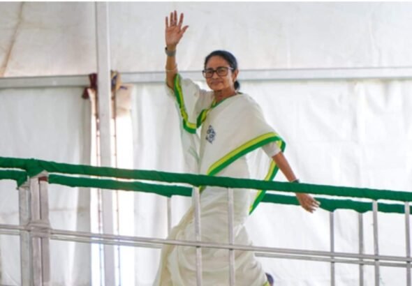 आसमान में 1 घंटे तक चक्कर काटती रही CM ममता बनर्जी की फ्लाइट, भारी बारिश और तेज हवाओं ने बढ़ाई टेंशन