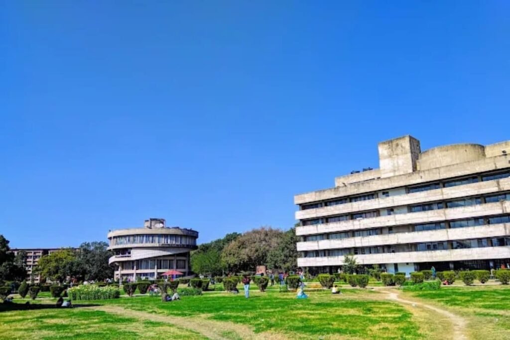 पंजाब यूनिवर्सिटी में बदमाशों का तांडव, फैकल्टी गेट पर की अंधाधुंध फायरिंग, सीसीटीवी में साफ-साफ दिखे चेहरे