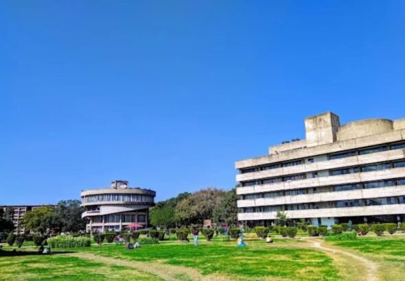 पंजाब यूनिवर्सिटी में बदमाशों का तांडव, फैकल्टी गेट पर की अंधाधुंध फायरिंग, सीसीटीवी में साफ-साफ दिखे चेहरे