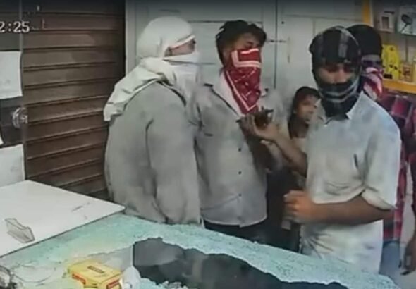 दुकान लूटने पहुंचे थे चोर, दुकानदार ने बाहर से गिरा दिया शटर, अंदर से लगाते रहे गुहार- भाइजी छोड़ दो मुझे