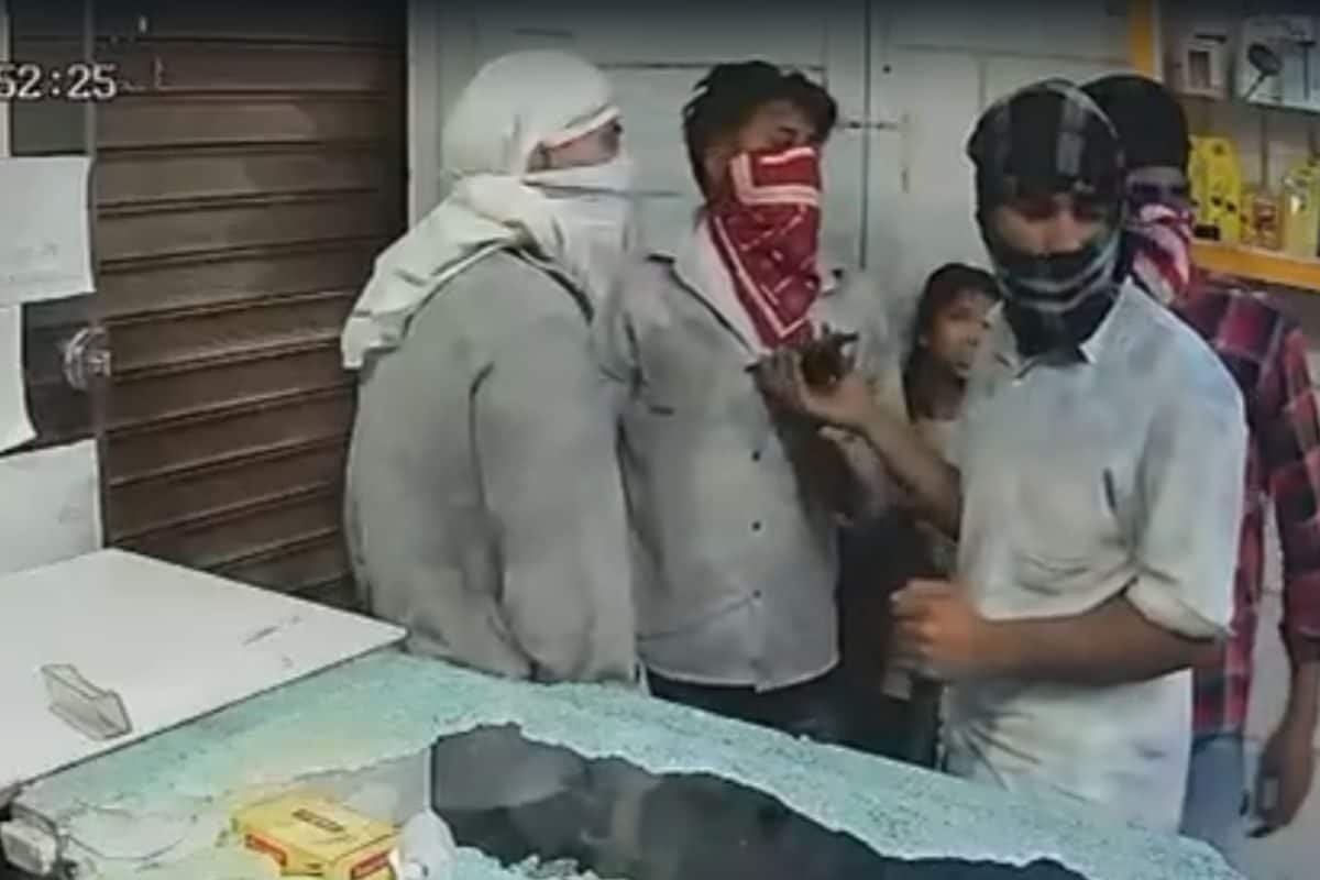 दुकान लूटने पहुंचे थे चोर, दुकानदार ने बाहर से गिरा दिया शटर, अंदर से लगाते रहे गुहार- भाइजी छोड़ दो मुझे