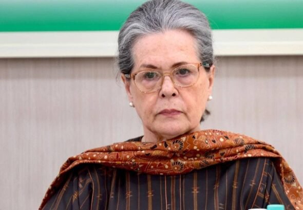 सोनिया गांधी की तबीयत बिगड़ी, दिल्ली के गंगा राम अस्पताल में भर्ती, राहुल-प्रियंका पहुंचे साथ