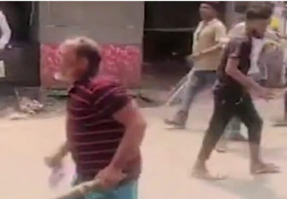 'घर में जो भी हो उससे लैस रहें', ममता के बयान के बाद भड़की हिंसा, चुनाव आयोग का एक्शन, इंस्पेक्टर हुआ सस्पेंड