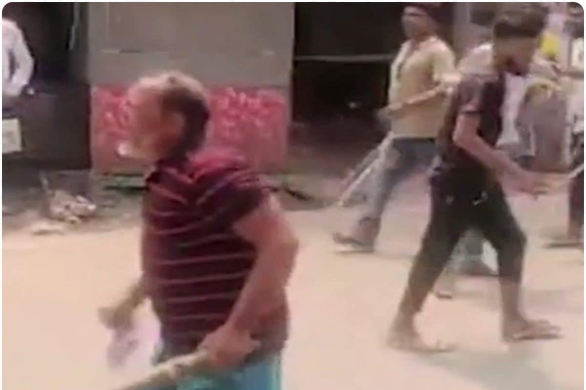 'घर में जो भी हो उससे लैस रहें', ममता के बयान के बाद भड़की हिंसा, चुनाव आयोग का एक्शन, इंस्पेक्टर हुआ सस्पेंड