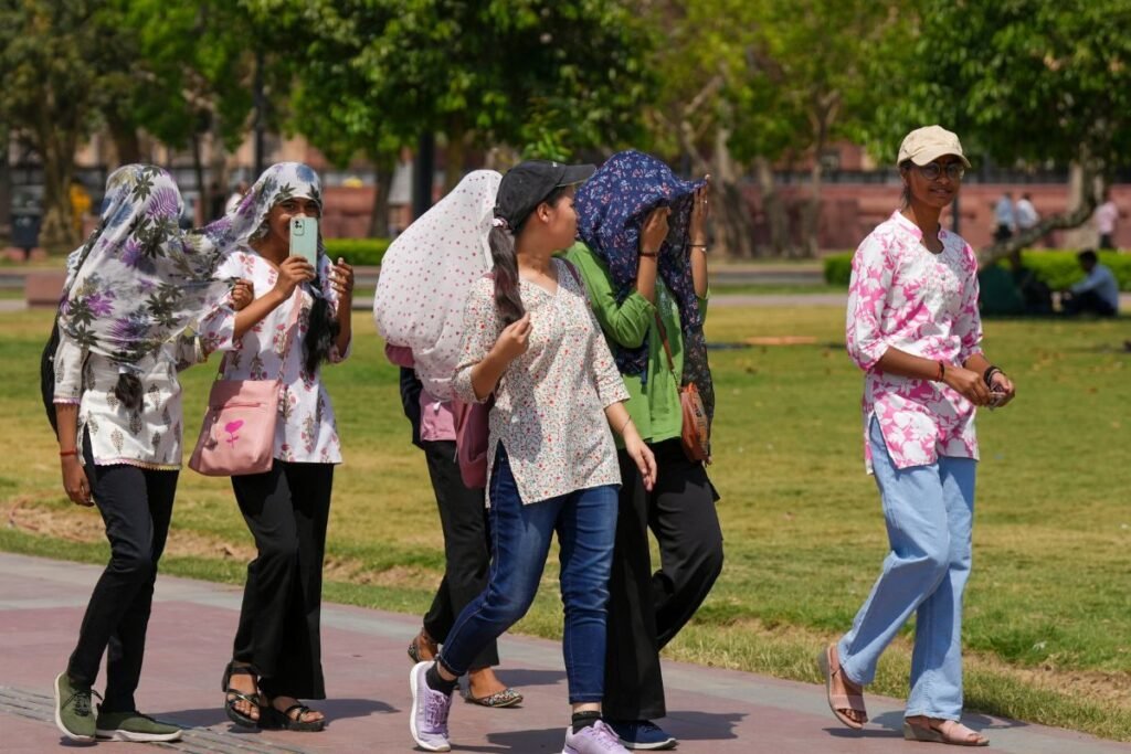 प्रचंड गर्मी के बाद मौसम का यू-टर्न, दिल्ली सहित कई राज्यों में बारिश, IMD की वार्निंग- 4 दिनों तक होगा तांडव!