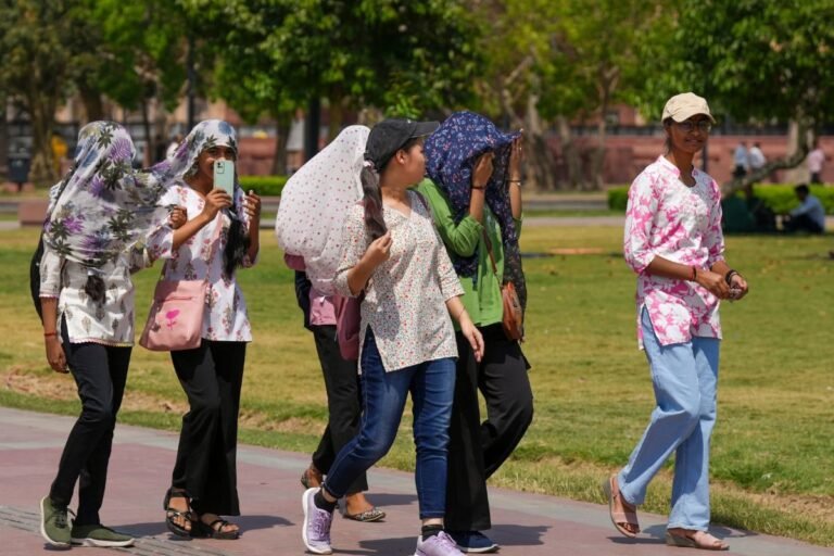 प्रचंड गर्मी के बाद मौसम का यू-टर्न, दिल्ली सहित कई राज्यों में बारिश, IMD की वार्निंग- 4 दिनों तक होगा तांडव!