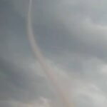 काले बादलों के बीच से उतरी 'तबाही' की परछाई! अखनूर के आसमान में दिखा डरावने वाला बवंडर, दहला इलाका