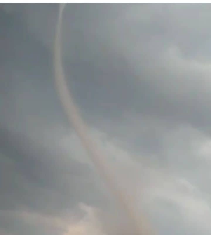 काले बादलों के बीच से उतरी 'तबाही' की परछाई! अखनूर के आसमान में दिखा डरावने वाला बवंडर, दहला इलाका