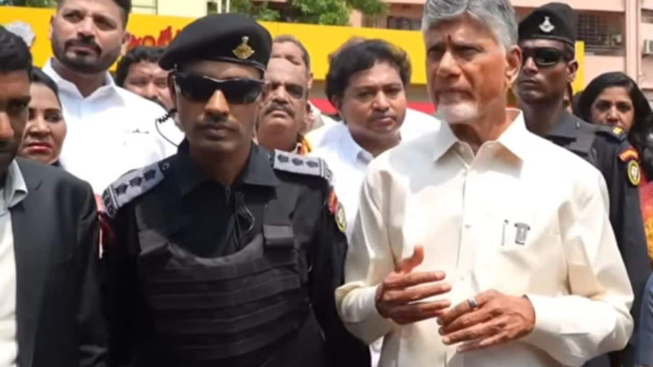 चंद्रबाबू नायडू के जन्मदिन कार्यक्रम में अचानक बेहोश हुआ NSG कमांडो, मची अफरातफरी