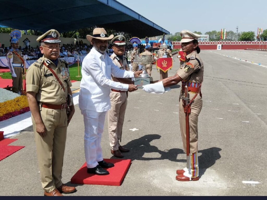 देश के गद्दारों हो जाओ खबरदार! CRPF के 46 नए कमांडरों ने भर दी हुंकार, ‘टेक-योद्धा’ भी हैं तैयार