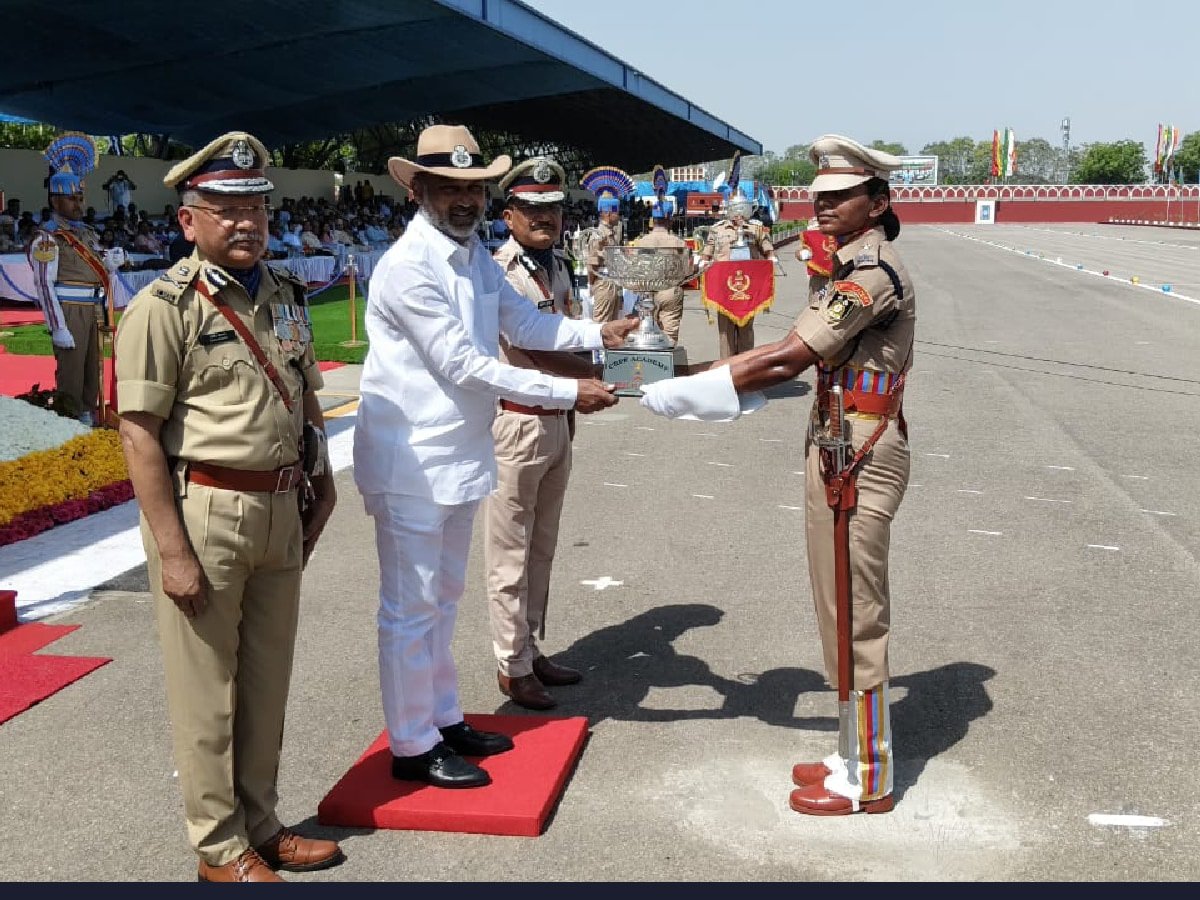 देश के गद्दारों हो जाओ खबरदार! CRPF के 46 नए कमांडरों ने भर दी हुंकार, ‘टेक-योद्धा’ भी हैं तैयार