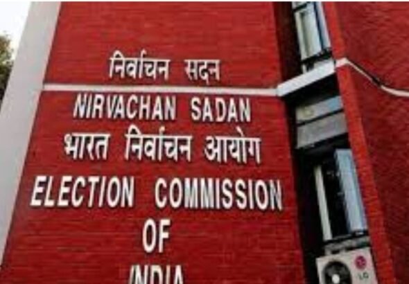 पश्चिम बंगाल में चुनाव आयोग का एक्शन, TMC का प्रचार करने वाले तीन BLO सस्पेंड, विधाननगर पुलिस कमिश्नर पर भी गिरी गाज