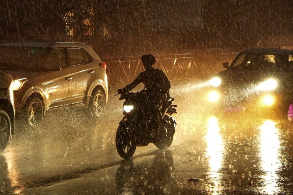 IMD का रेड अलर्ट: दिल्ली-NCR समेत इन राज्यों में अगले 48 घंटे भारी, आंधी-तूफान के साथ भारी बारिश की चेतावनी