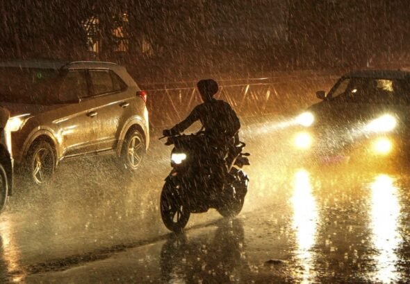 IMD का रेड अलर्ट: दिल्ली-NCR समेत इन राज्यों में अगले 48 घंटे भारी, आंधी-तूफान के साथ भारी बारिश की चेतावनी