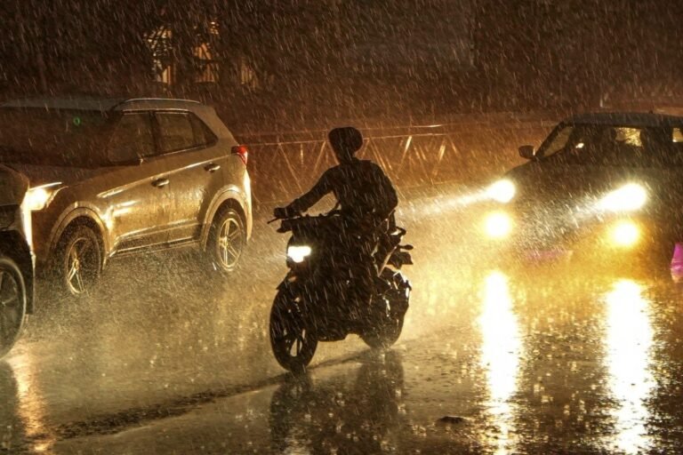 IMD का रेड अलर्ट: दिल्ली-NCR समेत इन राज्यों में अगले 48 घंटे भारी, आंधी-तूफान के साथ भारी बारिश की चेतावनी