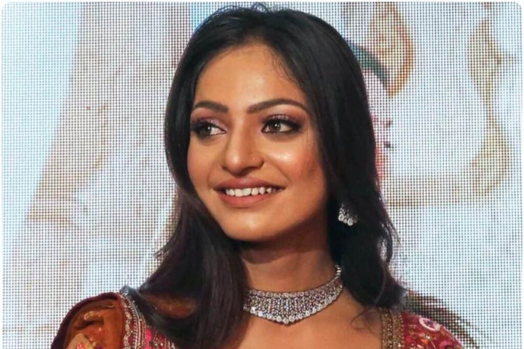 सेक्युलरिज्म के नाम पर हुई मोनालिसा की शादी? कुंभ मेले की वायरल गर्ल पर केरल में सियासत, भाजपा ने माकपा को धोया