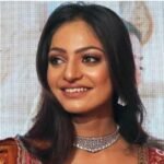 सेक्युलरिज्म के नाम पर हुई मोनालिसा की शादी? कुंभ मेले की वायरल गर्ल पर केरल में सियासत, भाजपा ने माकपा को धोया