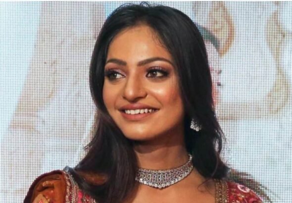 सेक्युलरिज्म के नाम पर हुई मोनालिसा की शादी? कुंभ मेले की वायरल गर्ल पर केरल में सियासत, भाजपा ने माकपा को धोया