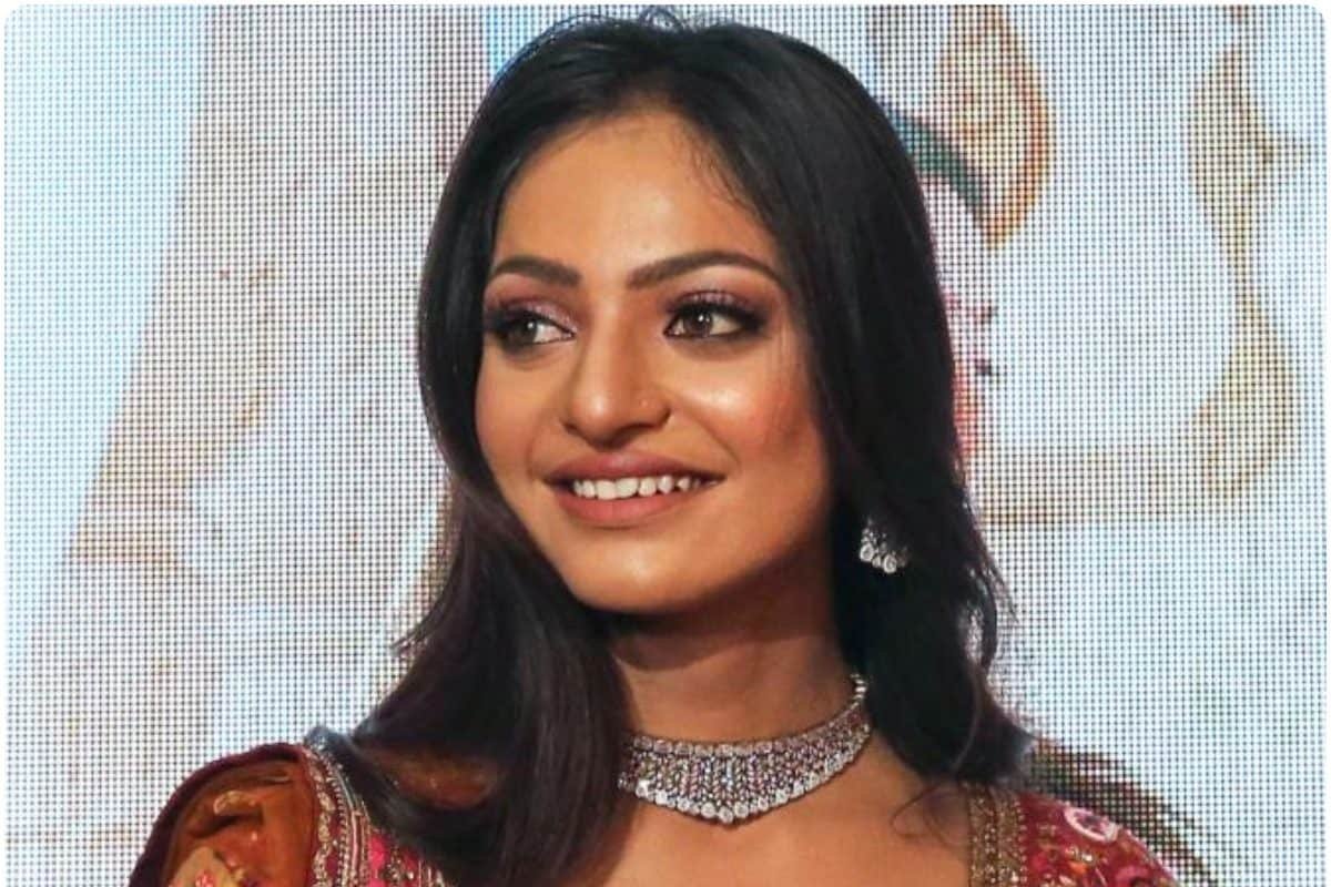 सेक्युलरिज्म के नाम पर हुई मोनालिसा की शादी? कुंभ मेले की वायरल गर्ल पर केरल में सियासत, भाजपा ने माकपा को धोया