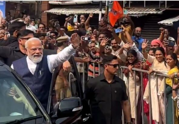 'मानव दीवार' देखकर हैरान रह गए PM मोदी, बिना किसी प्लान के 8 KM का मेगा रोड शो, विरोधियों के छूटे पसीने