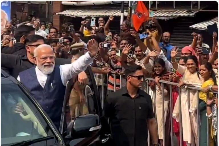 'मानव दीवार' देखकर हैरान रह गए PM मोदी, बिना किसी प्लान के 8 KM का मेगा रोड शो, विरोधियों के छूटे पसीने