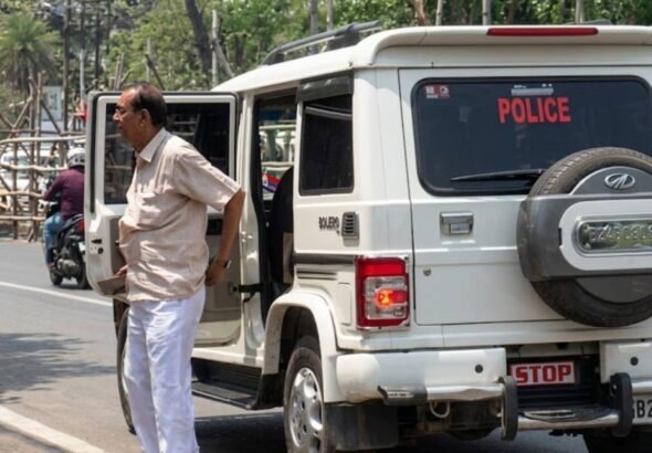 TMC नेता की जी हुजूरी पुलिस को पड़ी भारी, सरकारी गाड़ी में बैठाकर नामाकन करने ले गए, ECI ने अकल लगा दी ठिकाने