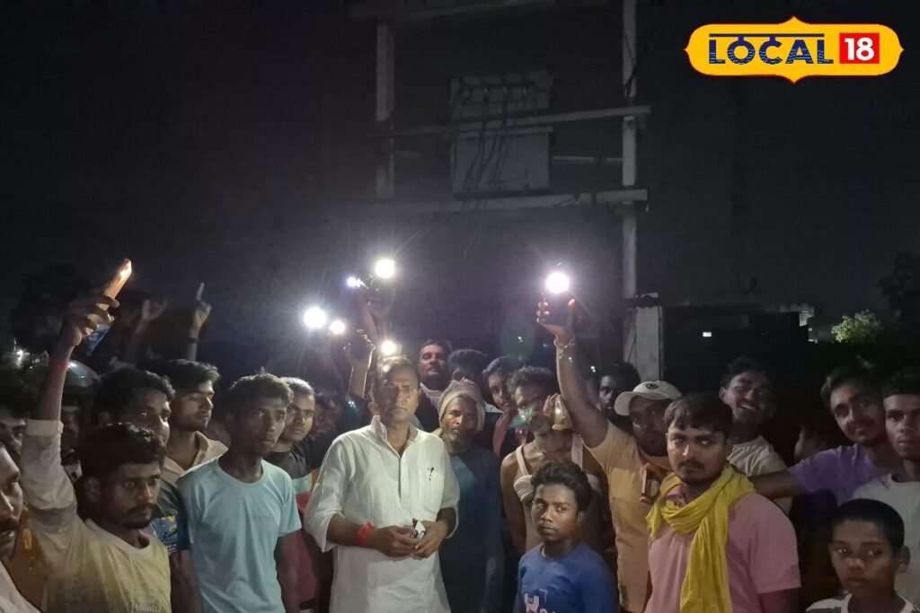 Ground Report: ‘15 दिन से अंधेरे में हैं हम…’  चंदौली के घूरो गांव में बिजली संकट पर ग्रामीणों का फूटा गुस्सा, बोले- ट्रांसफॉर्मर बदलो