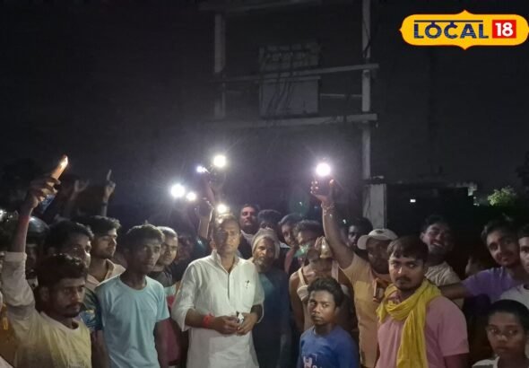 Ground Report: ‘15 दिन से अंधेरे में हैं हम…’  चंदौली के घूरो गांव में बिजली संकट पर ग्रामीणों का फूटा गुस्सा, बोले- ट्रांसफॉर्मर बदलो