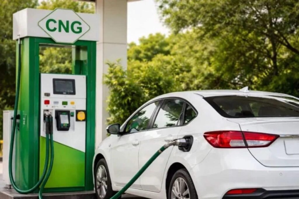 CNG Price Hike: पेट्रोल-डीजल के बाद अब सीएनजी की मार, दिल्ली में 2 रुपये किलो महंगी हो गई गैस