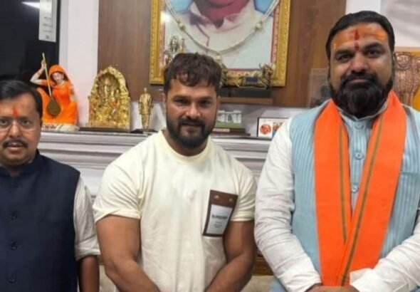 खेसारी लाल की नितिन नवीन और सम्राट चौधरी से मुलाकात ने बढ़ाई सियासी हलचल, क्या यूपी चुनाव से पहले बदलेंगे पाला?
