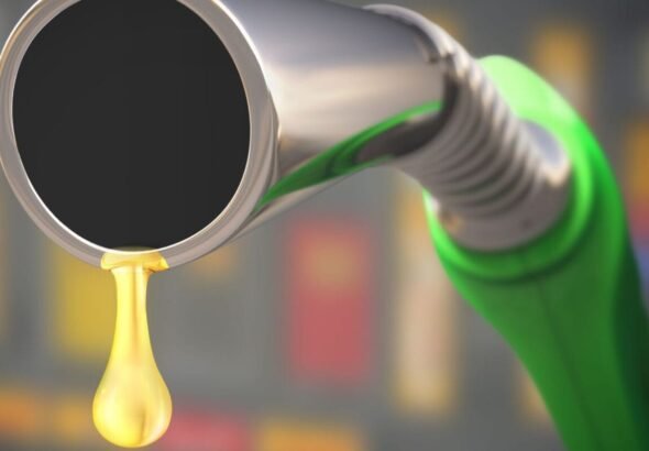 Petrol Price : नोएडा में 42 पैसे सस्‍ता हुआ पेट्रोल, अन्‍य शहरों में भी बदल गए रेट, टंकी पर जाने से पहले जान लें अपडेट